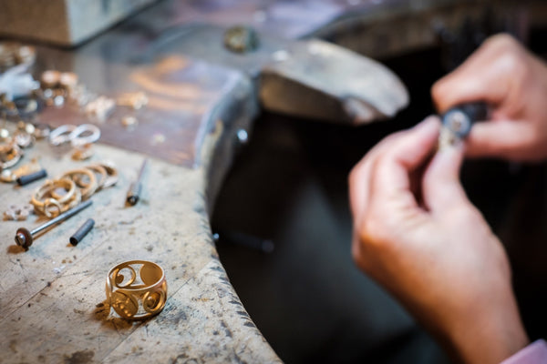 Schmuckreinigung mit Ultraschall: Wissenswertes, Vorsichtsmaßnahmen & Tipps