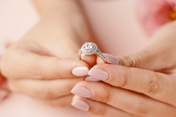 Preise für Verlobungsringe: Was Sie wissen müssen, bevor Sie kaufen