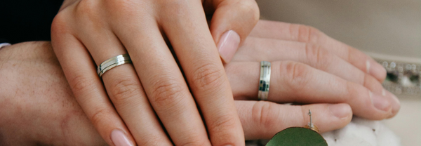 4 entscheidende Tipps beim Kauf eines Verlobungsring-Sets - Header image