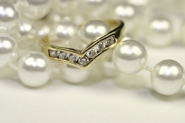 Wishbone Ring: Bedeutung, Geschichte, Stile und wie man ihn trägt