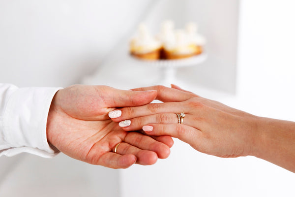 Tragen Sie den Verlobungsring richtig: Traditionen und Tipps