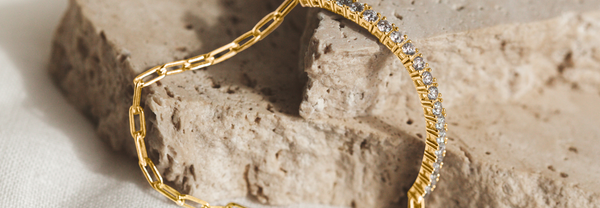 Wie man Schmuck richtig mit seinen Outfits kombiniert - Header