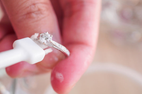 Juwelenpflege und Aufbewahrung: Tipps zum Schutz und Erhalt Ihres Schmucks