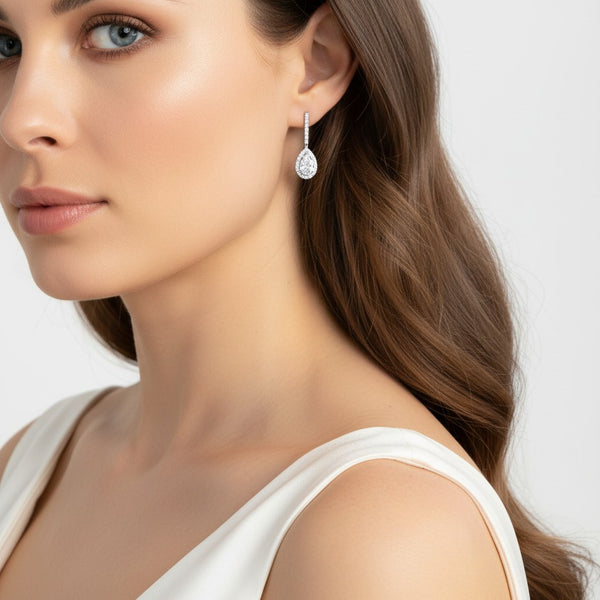 AMOONIC Luminous Drop Ohrhänger aus 925 Sterling Silber mit funkelnden Zirkonia in Tropfenform an einem Model