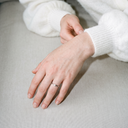 Amoonic Concinnity Ring mit Zirkonia und feiner Krappenfassung getragen