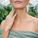 Amoonic Heartbeat Halskette mit Herzanhänger und Zirkonia getragen