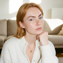 Lea Halskette in Gelbgold mit gravierbarem Anhänger am Hals
