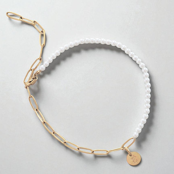 Amoonic Maréa Fußkette aus gelbgold vergoldetem Edelstahl mit weißen Glasperlen