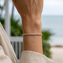 Amoonic Match Tennisarmband in Roségold mit Zirkonia am Handgelenk