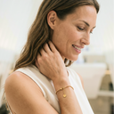 Mira Armband in Gelbgold am Handgelenk getragen