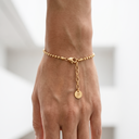 Amoonic Mira Kugelarmband aus vergoldetem Edelstahl getragen