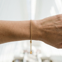 Mira Armband mit Kugelkette und gravierbarem Plättchen in Gelbgold