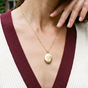 Amoonic Oval Halskette mit personalisierter Geburtsblume getragen