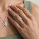 Nahaufnahme des AMOONIC Verlobungsrings Precious aus 925er Silber mit Zirkonia an der Hand