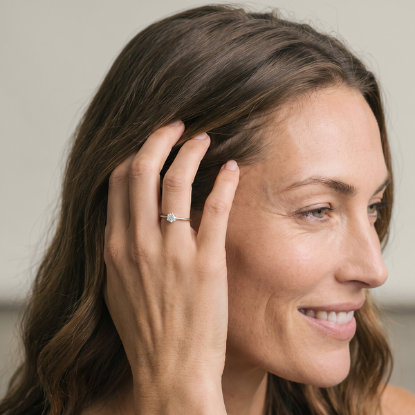 AMOONIC Verlobungsring Precious aus 925er Silber mit Zirkonia in seitlicher Nahaufnahme