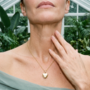 Amoonic Treasure Halskette mit Herzmedaillon in Gelbgold getragen